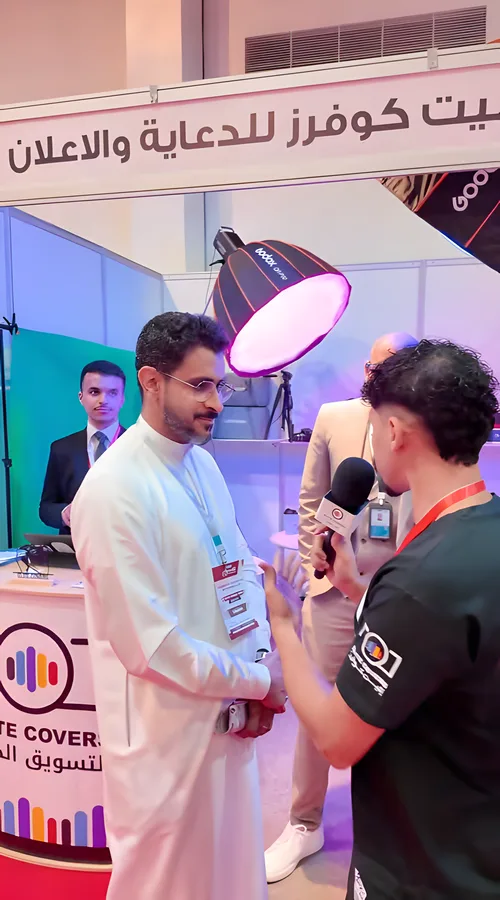 Elite Covers reporter at an exhibitor stand